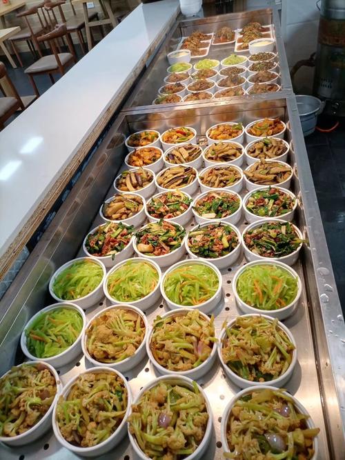 {“title”:“孝感企业工厂食堂承包费用与餐饮管理指南”,“content”:“在孝感地区，企业工厂食堂承包的费用并非固定数值，受就餐人数、餐标要求、设备现状、承包模式等多重因素影响。一般而言，每餐每人的承包费用大致在8元至25元区间浮动。小型工厂（100人以下）若采用半托管模式，承包方仅负责人工与菜品，场地设备由企业提供，人均餐费约10-15元/餐；中型工厂（100-500人）全托管模式下，含食材、人工、能耗、设备维护等，人均约12-18元/餐；大型工厂（500人以上）因规模效应，人均可控制在8-1